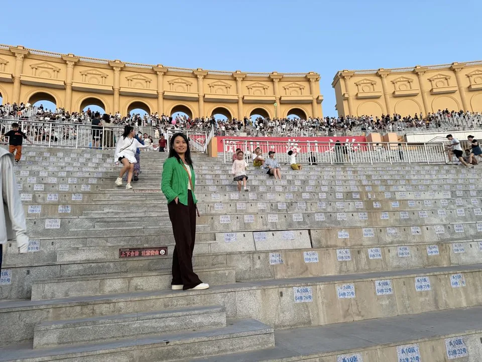 A visitor standing on the broad amphitheater steps at Lanshan Park