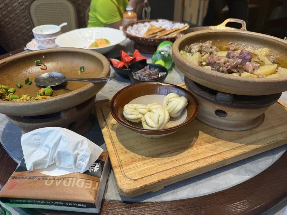 Ningxia dishes, steamed buns and fruit on the lunch table