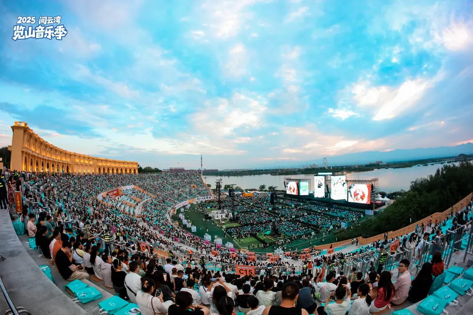 Lanshan Park amphitheater overlooking Yuehai Lake